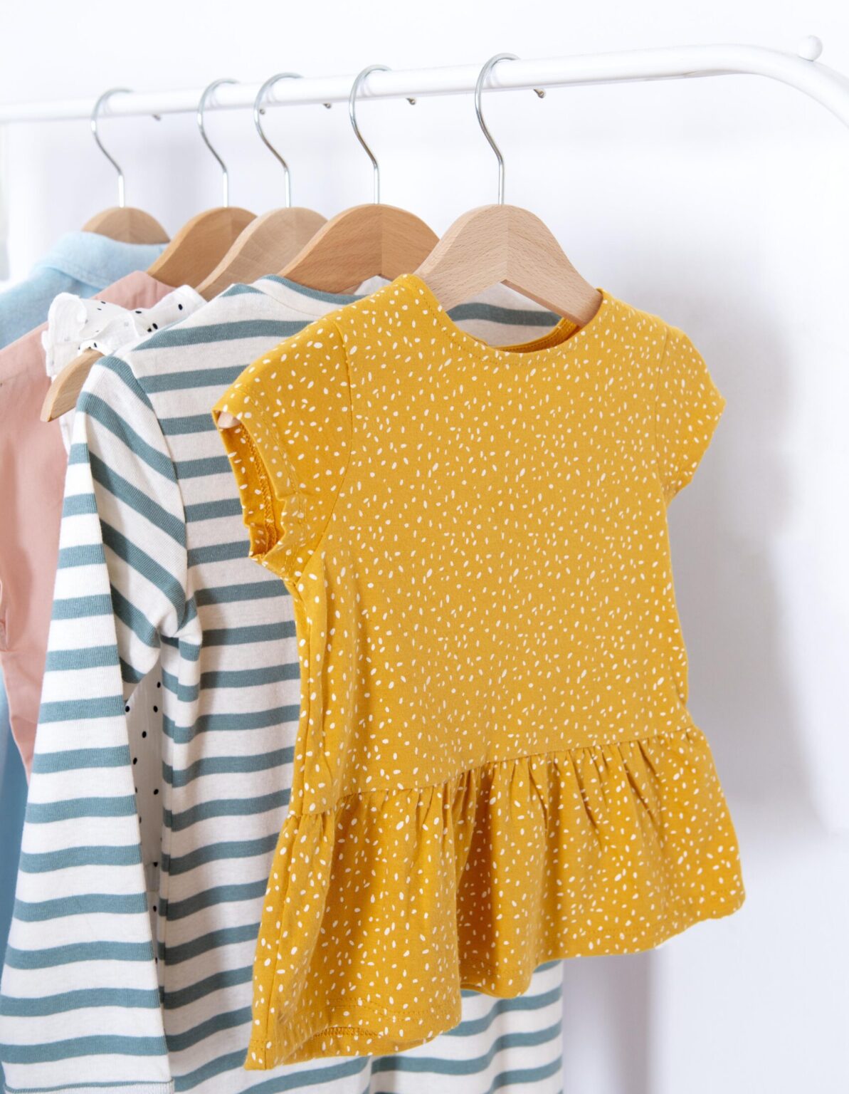 Home layout interior kids room decoration with clothes (1)